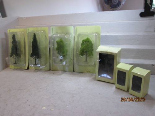 HO / OO SCALE : TREES X7 - BOXED