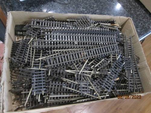 HO / OO SCALE : BEERBOX WITH SCRAP / OFFCUT TRACK