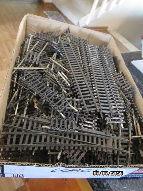 HO / OO SCALE : BEERBOX WITH SCRAP / OFFCUT TRACK