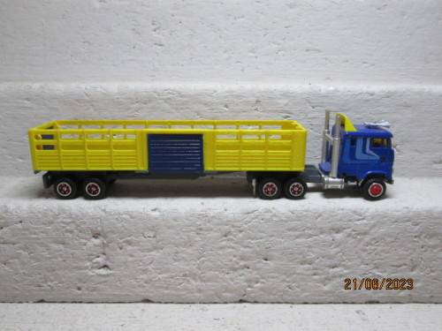 HO SCALE : MAJORETTE : LIVESTOCK TRUCK AND TRAILER