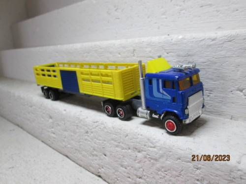 HO SCALE : MAJORETTE : LIVESTOCK TRUCK AND TRAILER