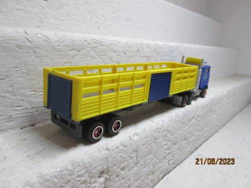 HO SCALE : MAJORETTE : LIVESTOCK TRUCK AND TRAILER