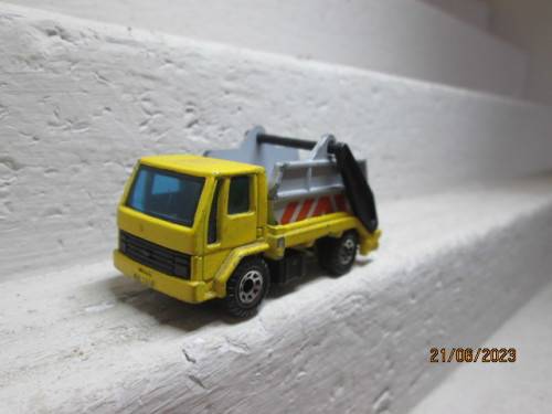 HO SCALE : MATCHBOX : FORD SKIP TRUCK