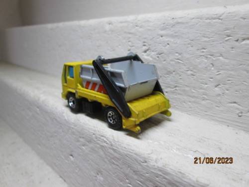 HO SCALE : MATCHBOX : FORD SKIP TRUCK