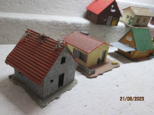 HO SCALE : HOUSES & EQUIPMENT - X9