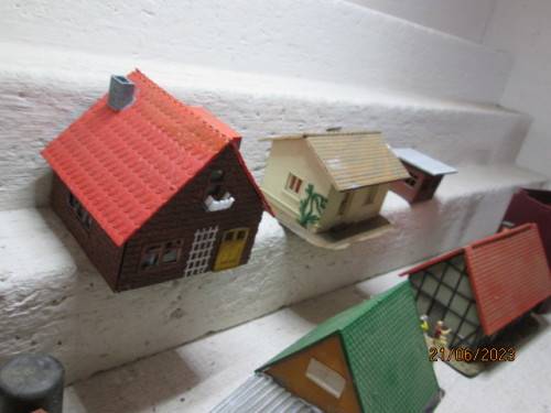 HO SCALE : HOUSES & EQUIPMENT - X9