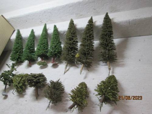 HO SCALE : VARIOUS TREES - + BITS & PIECES - X1 BEERBOX