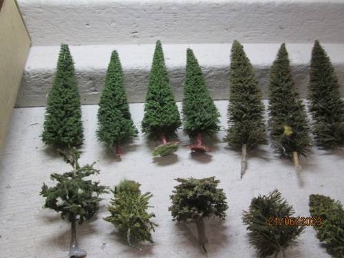 HO SCALE : VARIOUS TREES - + BITS & PIECES - X1 BEERBOX