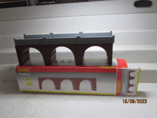 OO SCALE : HORNBY - VIADUCT BRIDGE - BOXED
