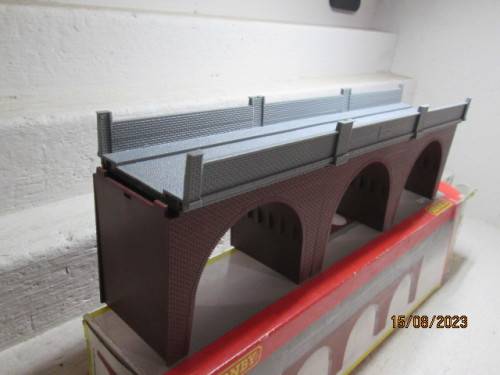 OO SCALE : HORNBY - VIADUCT BRIDGE - BOXED