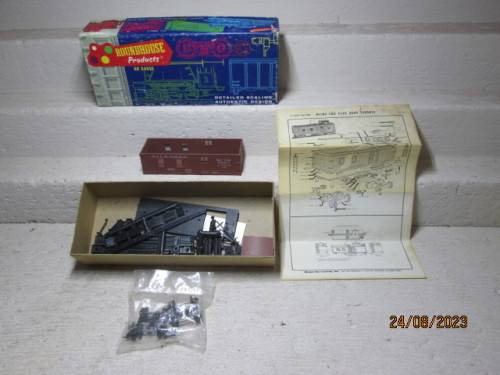 HO SCALE : ROUNDHOUSE - OLD STYLE CABOOSE  - KIT - BOXED