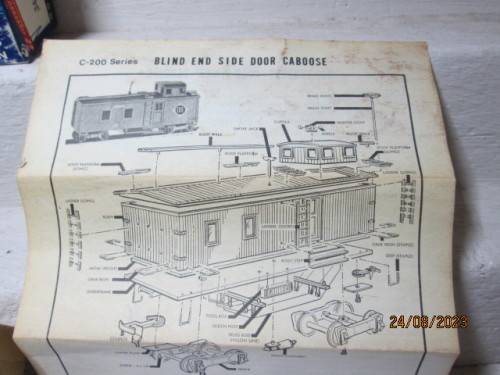 HO SCALE : ROUNDHOUSE - OLD STYLE CABOOSE  - KIT - BOXED