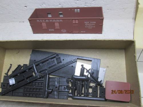 HO SCALE : ROUNDHOUSE - OLD STYLE CABOOSE  - KIT - BOXED