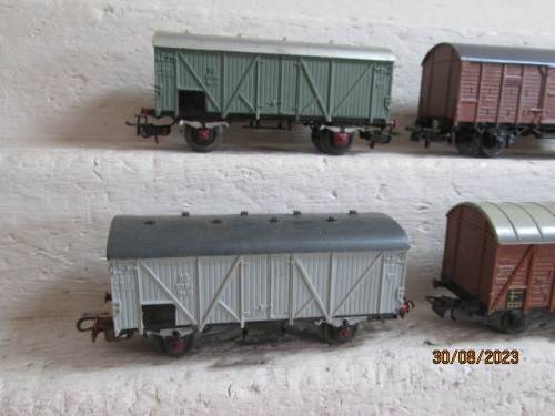 HO SCALE : MARKLIN - X4 VARIOUS BOX CAR WAGONS