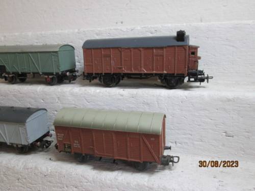 HO SCALE : MARKLIN - X4 VARIOUS BOX CAR WAGONS
