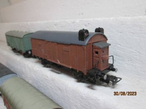 HO SCALE : MARKLIN - X4 VARIOUS BOX CAR WAGONS