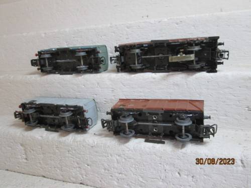 HO SCALE : MARKLIN - X4 VARIOUS BOX CAR WAGONS