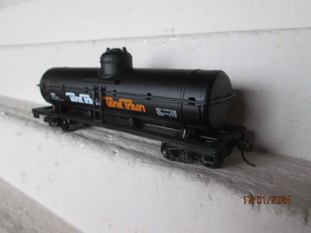 HO SCALE - MODEL POWER - TANK TRAIN - SINGLE DOME PETROL TANKER -BOXED