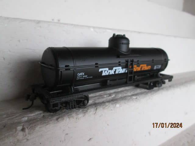 HO SCALE - MODEL POWER - TANK TRAIN - SINGLE DOME PETROL TANKER -BOXED