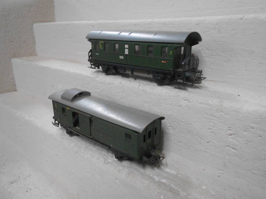 HO SCALE - MARKLIN - COACHES - X2