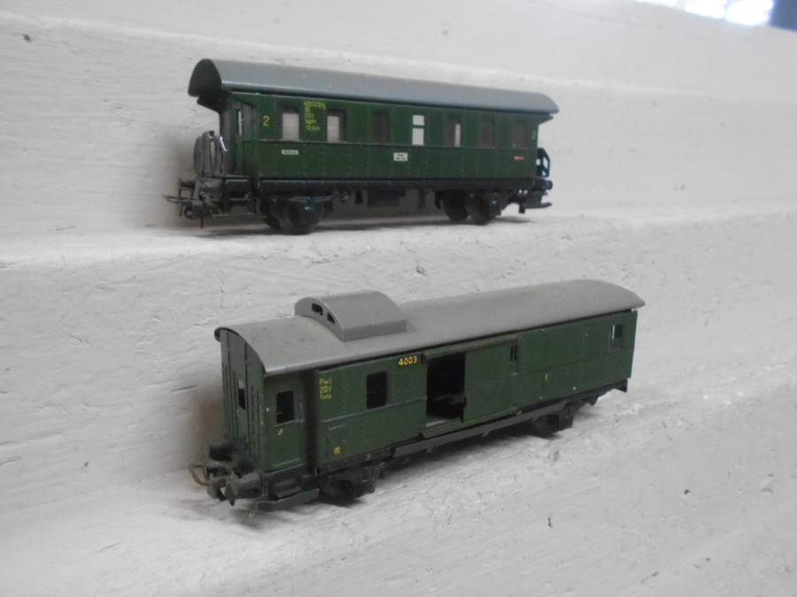 HO SCALE - MARKLIN - COACHES - X2