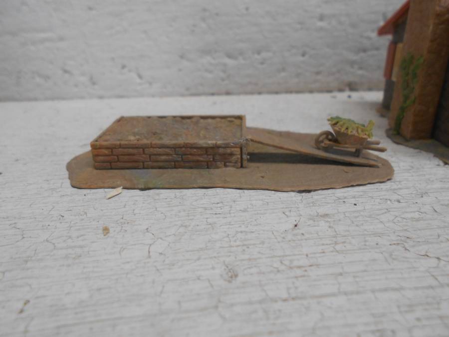 HO SCALE - FALLER - HOUSE WITH GARDEN BOX