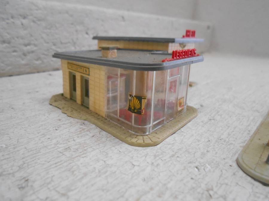 HO SCALE - FALLER - PETROL STATION