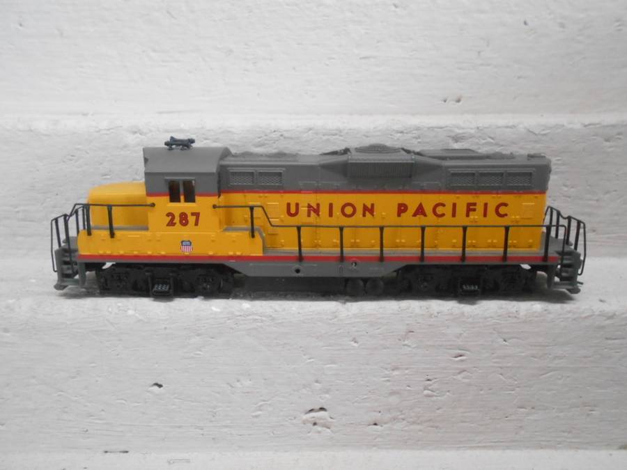HO  SCALE - WALTHERS - UNION PACIFIC - GP9 DIESEL LOCOMOTIVE - BOXED