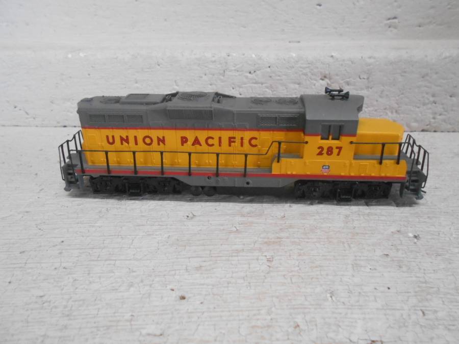 HO  SCALE - WALTHERS - UNION PACIFIC - GP9 DIESEL LOCOMOTIVE - BOXED