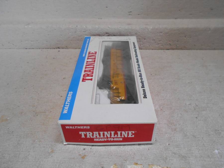 HO  SCALE - WALTHERS - UNION PACIFIC - GP9 DIESEL LOCOMOTIVE - BOXED