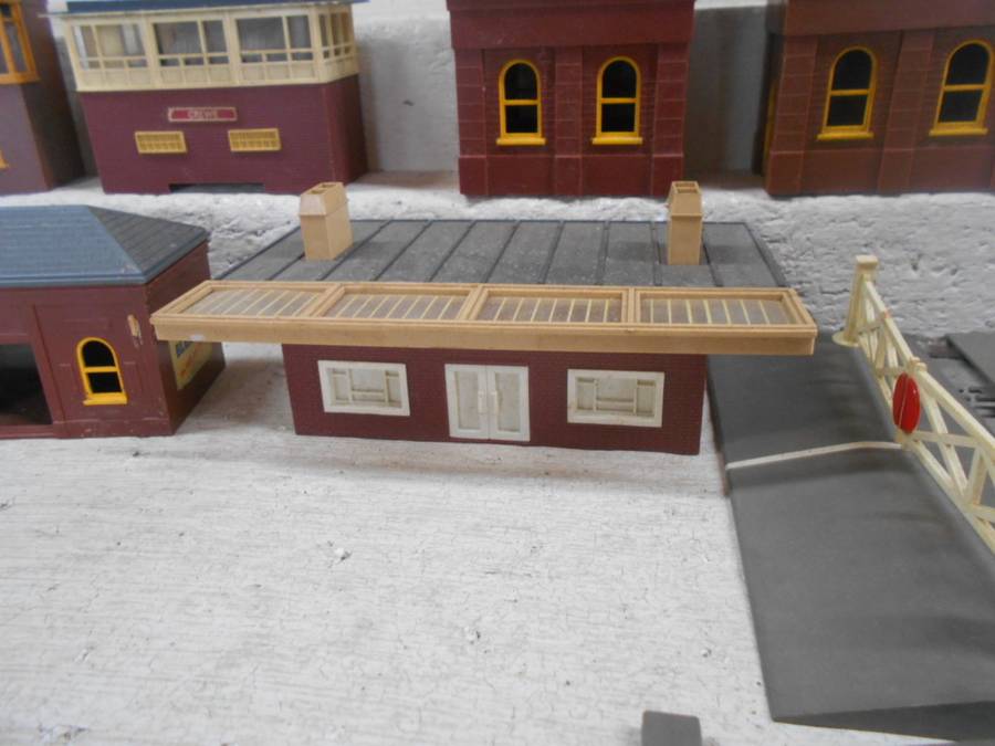 OO SCALE - TRIANG - BUILDINGS, BRIDGE & EQUIPMENT