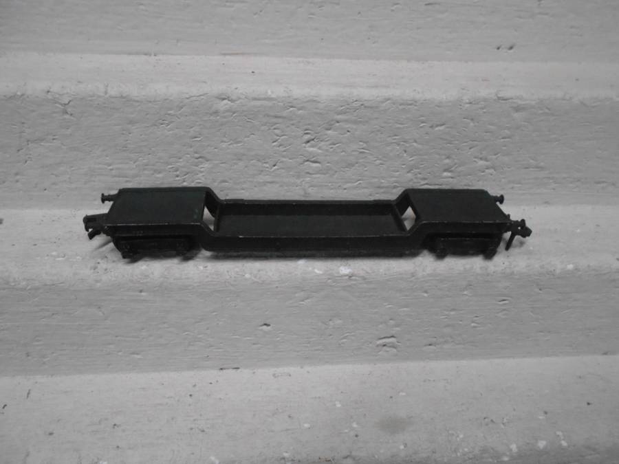 HO SCALE- LOW WELL WAGON