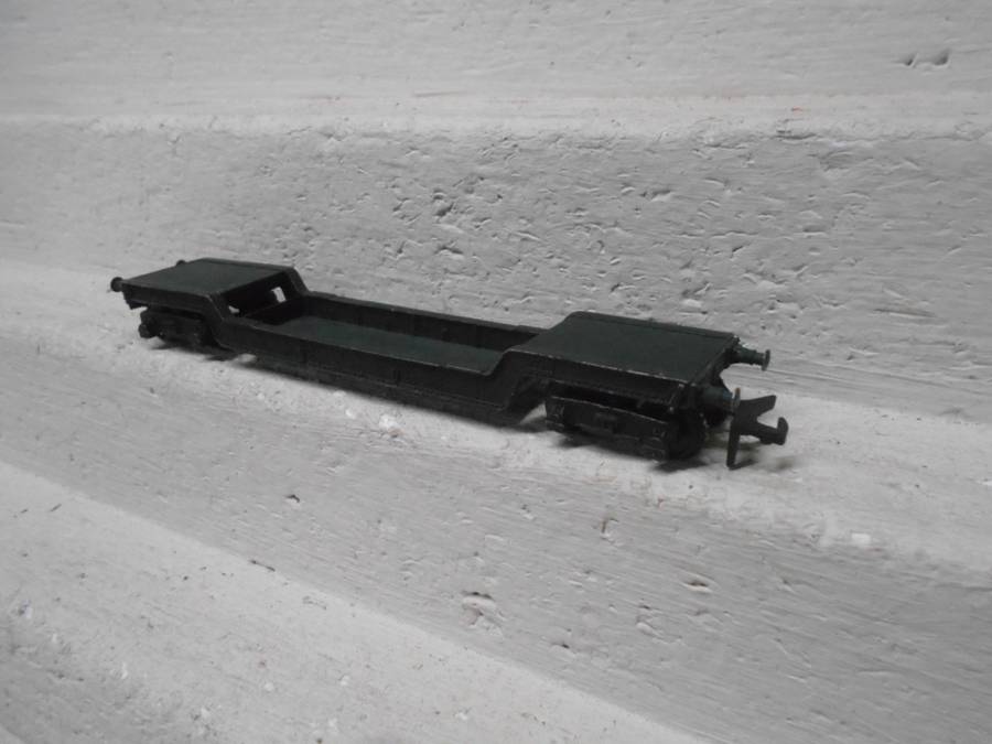 HO SCALE- LOW WELL WAGON