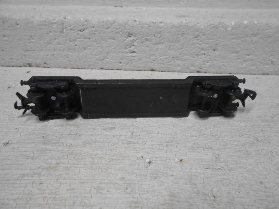 HO SCALE- LOW WELL WAGON