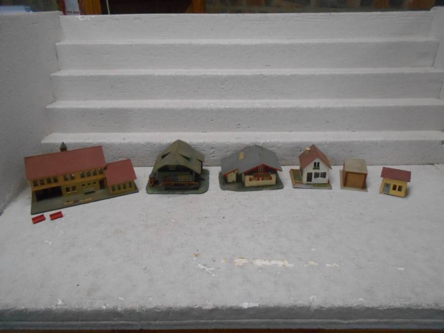 HO SCALE - VARIOUS BUILDINGS - X6