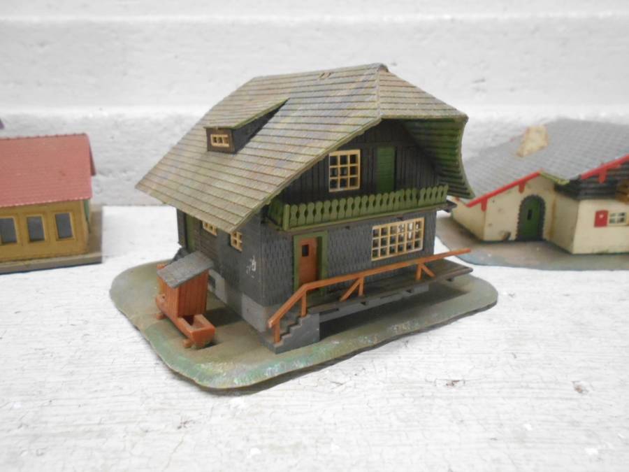 HO SCALE - VARIOUS BUILDINGS - X6