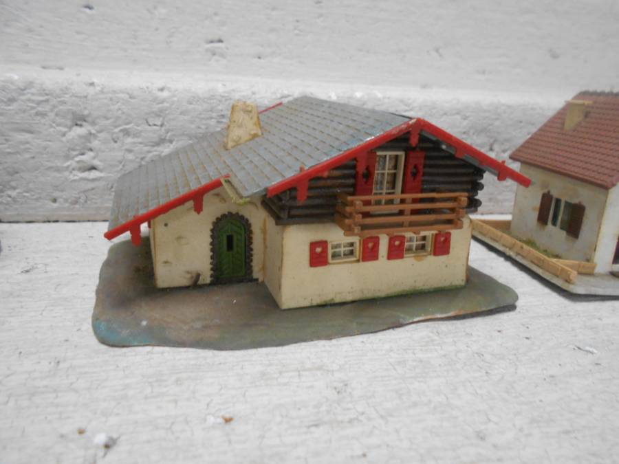 HO SCALE - VARIOUS BUILDINGS - X6