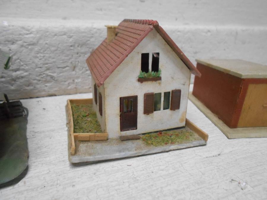 HO SCALE - VARIOUS BUILDINGS - X6