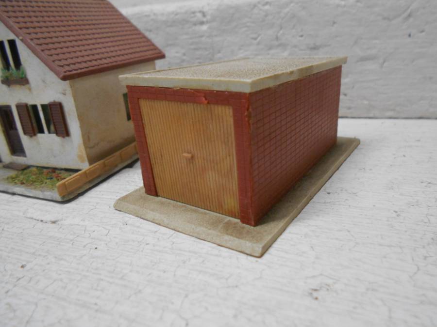 HO SCALE - VARIOUS BUILDINGS - X6
