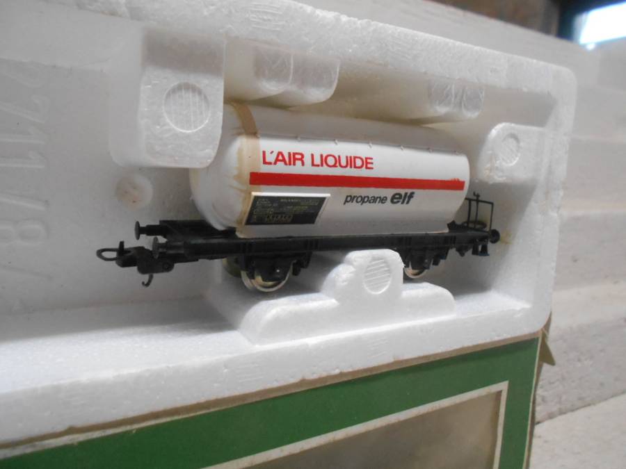 HO SCALE - LIMA - ELF TANKER WAGON - BOXED