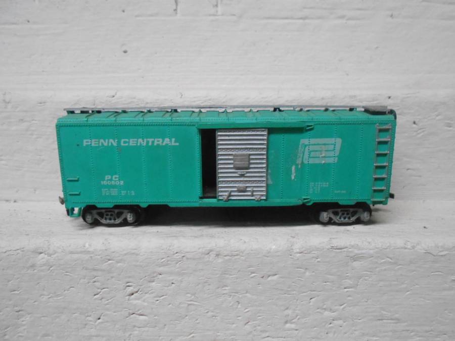 HO SCALE -  41 FT PENN CENTRAL - BOX CAR