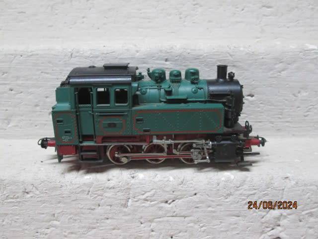HO SCALE - ROCO - 0-6-0 GREEN STEAM LOCOMOTIVE - BOXED