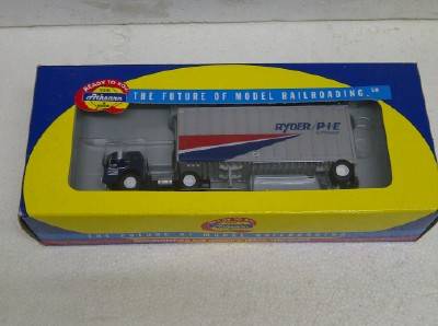 HO ATHEARN FORD 28 WEDGE TRAILER