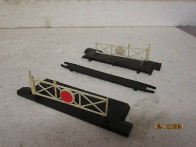 HO/OO SCALE : HORNBY SINGLE OR DOUBLE RAIL CROSSING -  LOT 246 D