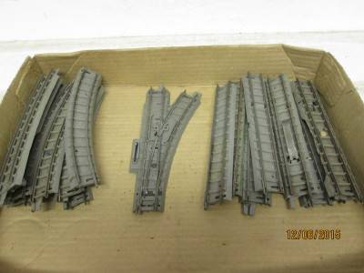 OO SCALE : TRI-ANG TRACK WITH GREY BALLAST - LOT  418 E