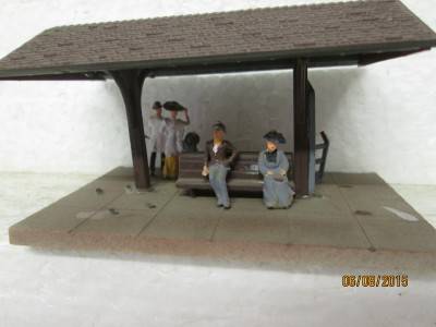 HO SCALE : SMALL PLATFORM WITH CANOPY & FIGURINES - LOT 30F