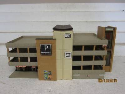 HO SCALE : VOLLMER TRIPLE STOREY PARKING GARAGE - LOT 106G