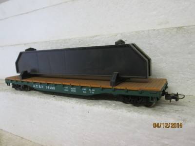 HO SCALE : MEHANO ATSF FLAT CAR WITH METAL GIRDER LOAD - LOT 614G