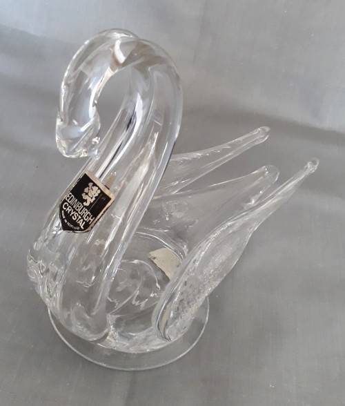 A BEAUTIFUL EDINBURGH CRYSTAL SWAN