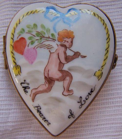 A MOST STUNNING LIMOGE HEART SHAPED TRINKET BOX.
